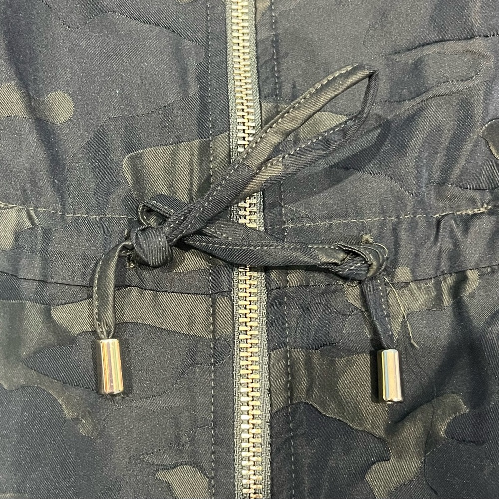 Chico's Zenergy Green Anorak Camo Embossed Full Zip Jacket With Hood Size 8/10 - Picture 9 of 16
